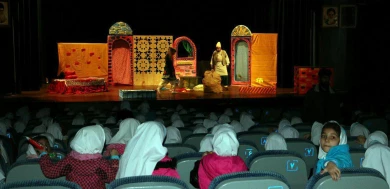 نمایش خانم کوچیک