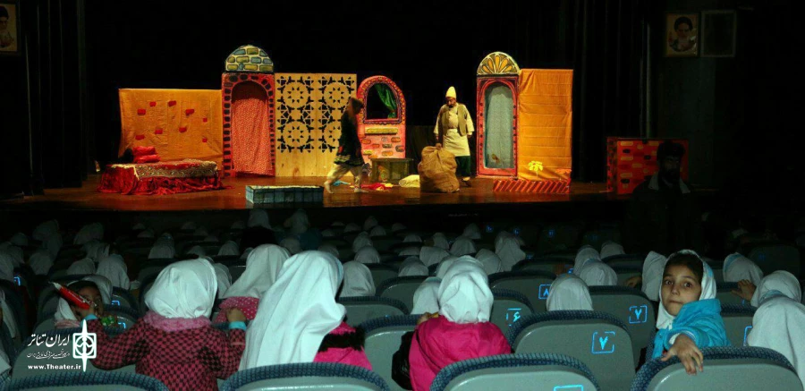 نمایش خانم کوچیک