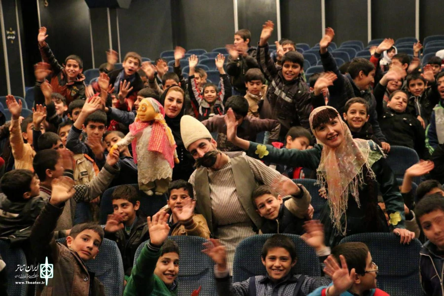 نمایش خانم کوچیک