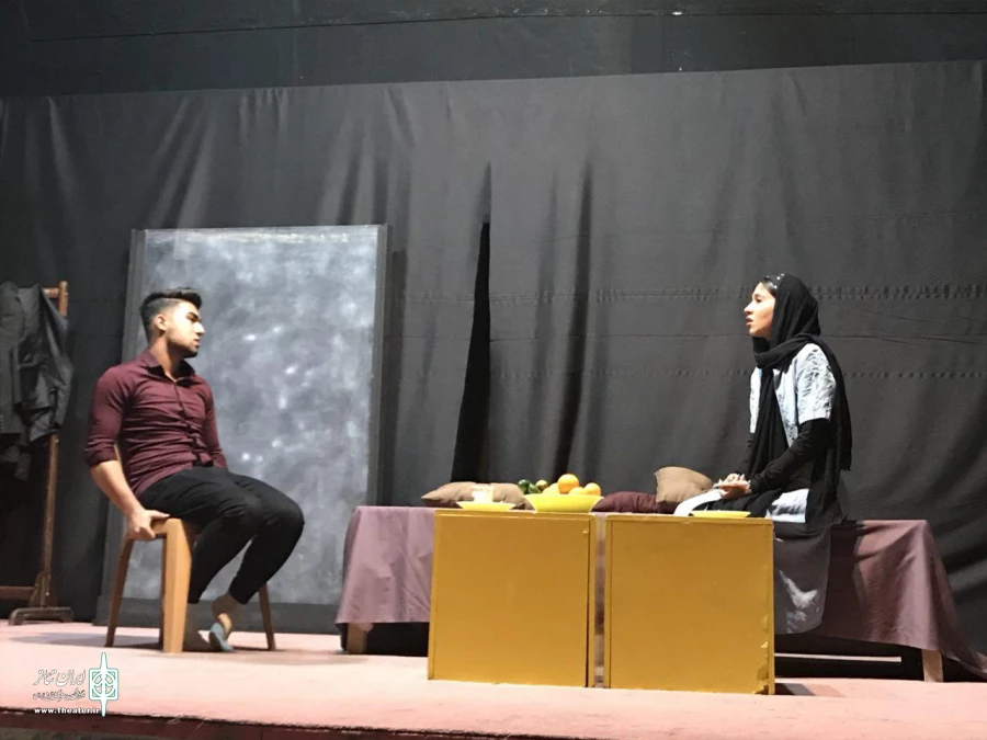 نمایش «آواز ستاره ها» متنی از مهرداد کوروش نیا در شهرستان ازنا به روی صحنه رفت 3