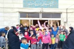 باجرای گروه های نمایشی شهرستان بروجرد در کمپ های اسکان سیل زدگان انجام گرفت 2