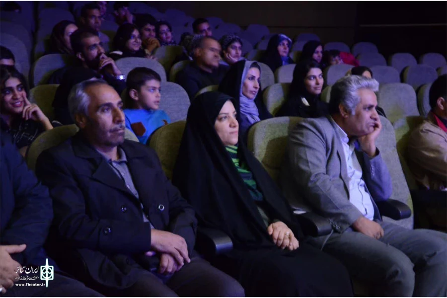 مدیرکل فرهنگ و ارشاد اسلامی لرستان به تماشای نمایش «خرچنگ‌ها» نشست  2